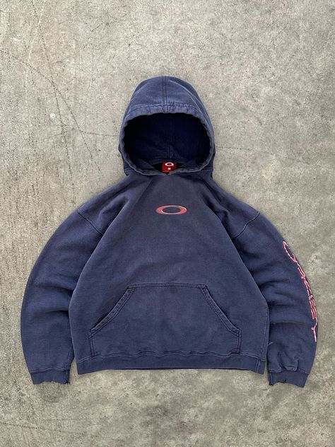 Vintage Oakley Clothes, Akimbo Hoodie, Oakley Clothes, Warm Outfit, Vintage Oakley, Comfortable Outfit, Private Company, Guys Clothing Styles, Fits Clothes