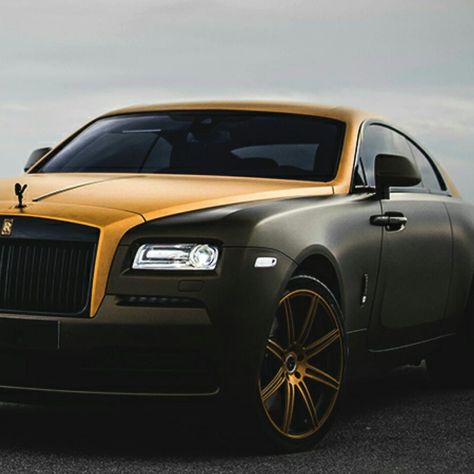 Royal color combo. #rollsroycewraith #rollsroycephantom #rollsroyceghost #rollsroyce #dubaicars #gold #goldplated #luxury #luxurylifestyl Rolls Royce Gold, Rolls Royce Wallpaper, Rolls Royce Black, Rolls Royce Motor Cars, Luxury Cars Rolls Royce, Rolls Royce Wraith, Pimped Out Cars, Tesla Car, Mc Laren