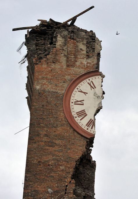 Destroyed bell tower after an earthquake in Finale Emilia Broken Clock, Wammy's House, Dramatic Photos, Antique Wall Clock, Black And White Aesthetic, Photojournalism, White Aesthetic, Historic Buildings, Abandoned Places