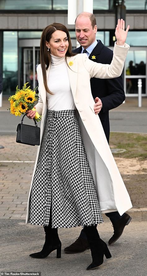 Their Royal Highnesses learnt how sport and exercise can support mental health and wellbei... Royal Family Fashion, Look Working Girl, Tweed Midi Skirt, Kate Middleton Style Outfits, Düşes Kate, Princesse Kate Middleton, Looks Kate Middleton, Kate Middleton Outfits, Elisabeth Ii