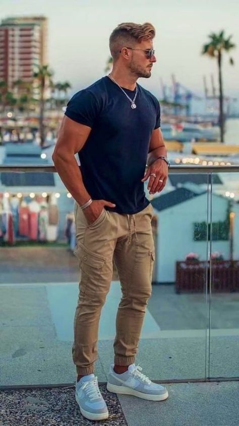 Black Jogger Pants Outfit, Cargo Outfit Men, Cargo Joggers Outfits, Cargo Joggers Mens, Mens Joggers Outfit, Muscular Men Fashion, Mens Joggers Sweatpants, Black Outfit Men, Jogger Pants Outfit