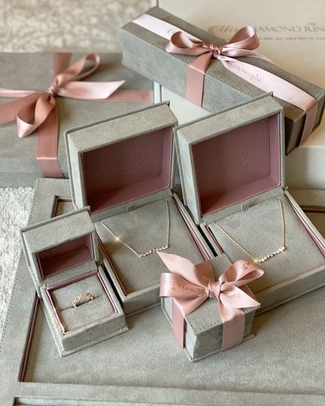 Rings Gift Packaging, How To Pack Ring For Gift, How To Pack A Ring For Gift, Jewellery Gift Wrapping Ideas, Premium Jewelry Packaging, Jewellery Box Design Jewelry Packaging, Ring Gift Ideas Packaging, Luxury Jewelry Box Design, Luxury Jewellery Packaging