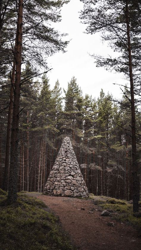 Cairn Stones, Rock Cairns, Scotland Hiking, Mural Inspiration, Stone Cairns, Tam O' Shanter, The British Royal Family, Scotland Castles, Trash Art