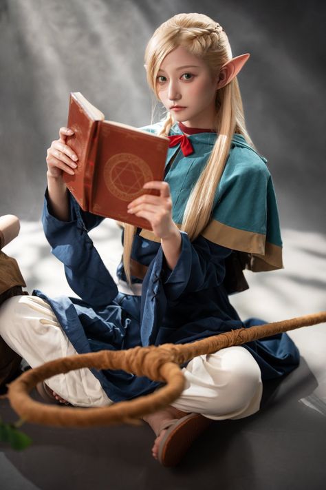 Marcille Dungeon Meshi Cosplay, Elf Pose Reference, Marcille Cosplay, Magic Pose, Cosplay Elf, Elven Woman, Cosplay Poses, Dungeon Anime, Cosplay Photoshoot