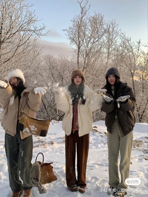 Cold Snow Outfits, Windy Cold Day Outfit, Button Up Winter Outfit, Winter Outfits Japan Snow, Winter In Seoul Outfit, Cold Winter Outfits Korean, Winter Outfits Korean Snow, Japan Fits Winter, Korean Winter Aesthetic