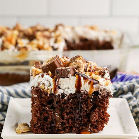 Snickers Poke Cake Recipe Snickers Poke Cake Recipe, Snickers Poke Cake, Poke Cake Lemon, Snickers Cake, Banana Pudding Poke Cake, Delish Cakes, Chocolate Poke Cake, Devils Food Cake Mix Recipe, Trifle Dish