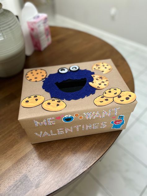 Easy shoebox valentine holder cookie monster theme for preschooler Cookie Monster Valentines Boxes, Cookie Monster Valentine Box Ideas, Cookie Monster Valentine, Monster Valentine, Pinterest Mom, Spiderman Birthday Cake, Monster Valentines, Child Activities, Monster Box