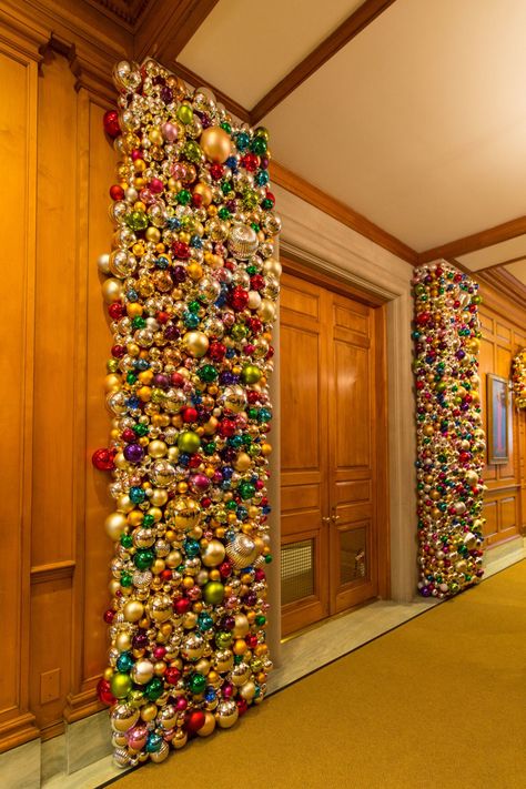 Inside Christmas Decorations, House Christmas Decorations, White House Christmas Decorations, White House Christmas, Mini Wall, Christmas Window, Noel Christmas, Christmas Wall, Christmas 2019