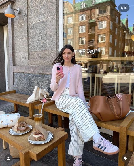 Outdoor Dinner Outfit Summer, Outdoor Party Outfit, Bummy Outfits, Adidas Samba Women, Casual Dinner Outfit Summer, Adidas Samba Outfits, Dinner Outfit Summer, Adidas Samba White, Plus Size Ripped Jeans