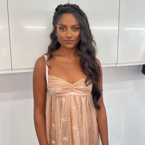 jessie_d | Kate Bridgerton @simoneashley We loved revisiting the Viscountess this season and continuing to soften her look What was your favourite… | Instagram Bridgerton Hair, Kate Bridgerton, Ashley Kate, Kate Sharma, Simone Ashley, Madison Pettis, Regency Dress, Julia Quinn, Makeup Clothes