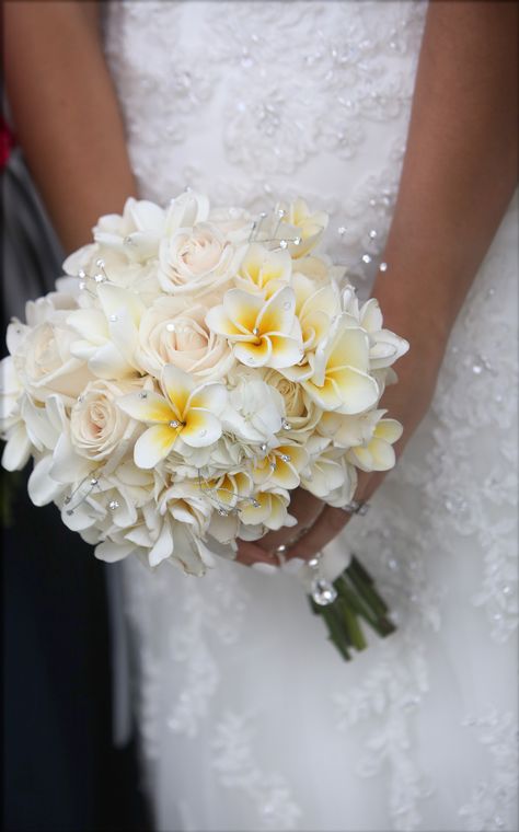 wedding bouquet Plumeria and roses Beachy Bouquet Wedding, Beach Bride Bouquet, Plumeria Wedding Cake, Beachy Wedding Bouquets, Aruba Wedding Flowers, Frangipani Wedding Bouquet, Plumeria Flower Bouquet, Frangipani Bouquet, Beachy Wedding Flowers