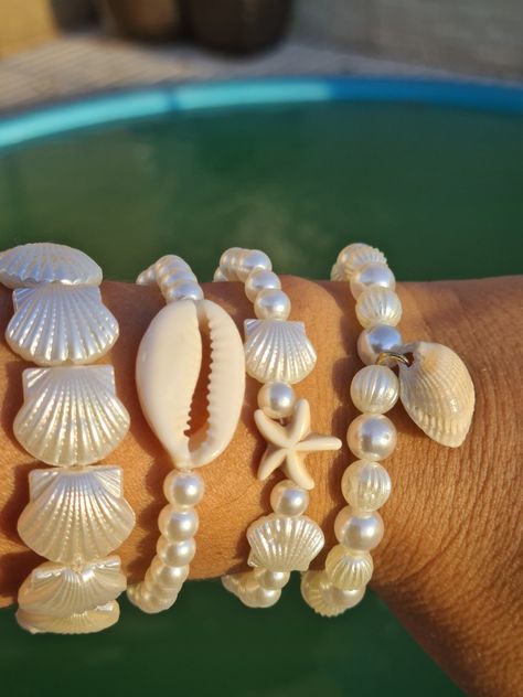 Cowrie Shell Flower Necklace, Seashell Bracelet Ideas, Beach Bracelet Ideas, Sea Shells Jewelry, Recycled Bracelets, Seashell Bracelet, Surf Jewelry, Preppy Jewelry, Beaded Necklace Designs