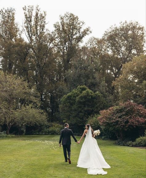 Wedding Photo Ideas Aesthetic, Park Wedding Photoshoot, Wedding Aisle Poses, Wedding Photos Backyard, Classic Wedding Portraits, Wedding Photo Outdoor, Wedding Alter Photos, Fairytale Wedding Photos, Wedding Outdoor Photoshoot