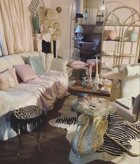 Old Hollywood Glam Interior Design, Glam Chic Decor, Aesthetic Closet Organization, Glam Boho Living Room, Retro Glam Decor, Old Hollywood Interior Design, Eclectic Glam Bedroom, Hollywood Living Room, Vintage Glam Decor