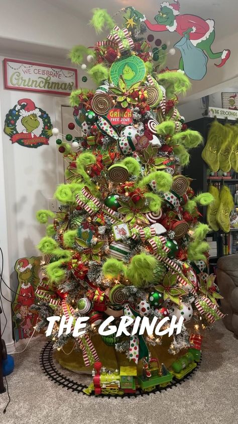 Christmas Tree Grinch Theme, Grinch Theme Christmas, Christmas Tree Grinch, Theme Christmas Tree, Book Tower, Mr Grinch, Grinch Christmas Tree, Holiday Theme, Christmas Green