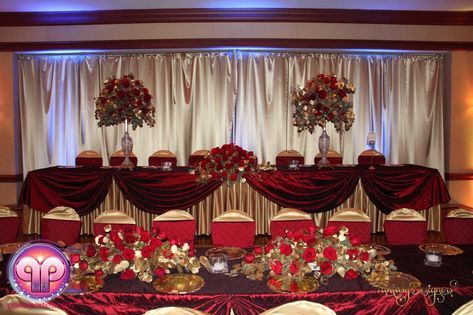 Quince court table Red And Gold Wedding Theme Decor, Red Main Table Quinceanera, Quince Main Table Ideas Red, Quinceanera Main Table Ideas Red, Red Quinceanera Ideas Decor Head Tables, Pink Quince Court, Court Table Quinceanera, Red Quinceanera Ideas Decor, Main Table Quinceanera