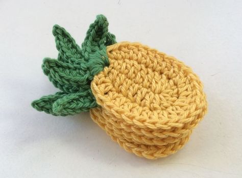 Tropical pineapple bunting - a free crochet pattern – By Hand London Free Pineapple Crochet Patterns, Pineapple Applique, Bunting Crochet, Crochet Pineapple, Hand Crocheted Blanket, By Hand London, Crochet Bunting, Crochet Appliques, Penanda Buku