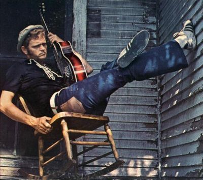 Jerry Reed - top flight session guitarist who became a star country singer-songwriter with a knack for narrative and humorous songs. He also costarred in several films with Burt Reynolds. His biggest hit was, "When You're Hot, Your Hot." Jerry Reed, Smokey And The Bandit, Outlaw Country, Burt Reynolds, Gold Mine, Country Rock, Boogie Woogie, Country Music Stars, Country Music Singers