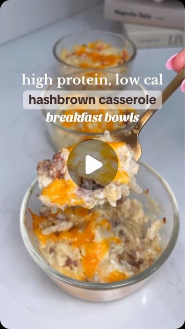 MaKayla Kim Thomas on Instagram: "breakfast bowl you’ll actually want to eat 🤌🏼 soon as the temperature drops 1 degrees I’m really for all things casserole 🤣🤣   macros will depend on fillings/amounts you use but approx macros for one: 244 cal, 8 fat, 23 net carb, 20 protein  Hashbrown casserole bowls are from my Balanced Bites cookbook ❤️‍🔥   If you’re tired of guessing, ordering out, or eating the same bland meals on repeat—check out my digital cookbooks + fitness plans 💖 makaylathomas . com   #healthybreakfast #breakfastmealprep #mealprep #breakfastideas #mealideas #healthymeals #lowcarb #highprotein #breakfastbowls" Macro Friendly Hashbrown Casserole, Healthy Breakfast Burrito Bowl, Macro Meals Breakfast, Meal Prep Hashbrown Bowl, Hashbrown Breakfast Meal Prep, Egg Bowls Breakfast Healthy, Hashbrown Meal Prep, High Protein Hashbrown Casserole, Macro Friendly Recipes Breakfast Meal Prep