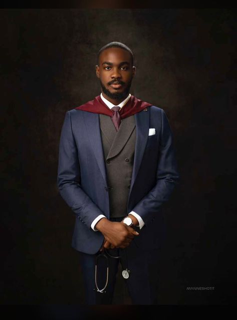 Mens Graduation Photoshoot, Graduation Photoshoot Ideas Studio, Graduation Portraits Studio Photo Ideas, Graduation Poses For Men, Convocation Photoshoot Ideas, Graduation Photoshoot Ideas Men, Black Men Graduation Pictures, Graduation Pictures Studio, Men Graduation Poses