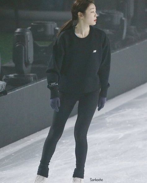 Figure Skating Practice Clothes, Figure Skating Training Clothes, Figure Skater Practice Outfit, Yuna Kim Aesthetic, Figure Skating Training Outfits, Ice Skating Training Outfit, Yuna Kim Skating, Figure Skating Outfits Practice, Figure Skating Practice Outfits