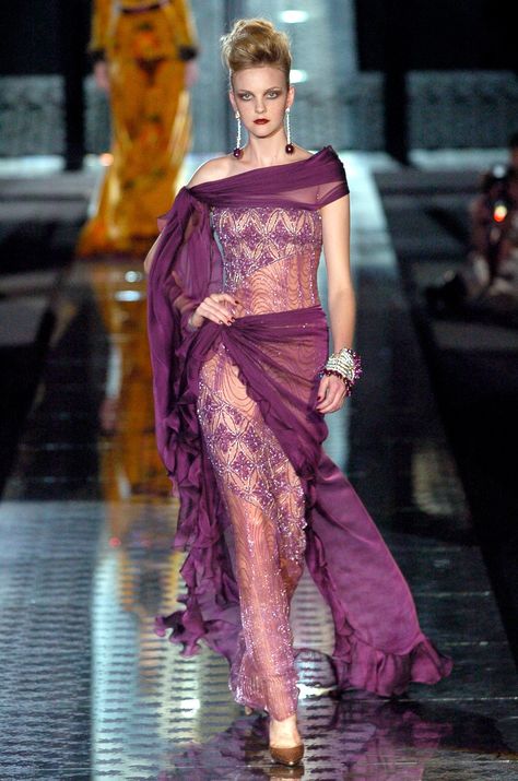 Valentino 2004, Valentino Collection, Oh My Goddess, 90s Runway Fashion, Valentino Couture, Amazing Fashion, Pretty Clothes, Couture Collection, Beautiful Gowns