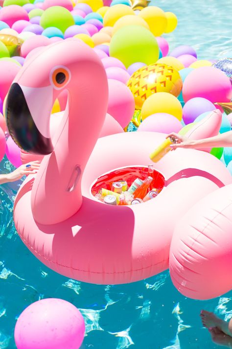 Turn a flamingo pool float into a DIY flamingo float cooler in just ONE easy step for your next big summer pool party! All your friends will thank you! Pool Wallpaper, Floating Aesthetic, Diy Flamingo, Giant Pool Floats, Flamingo Cup, Aesthetic Pool, Flamingo Pool Float, Flamingo Float, Flamingo Pool