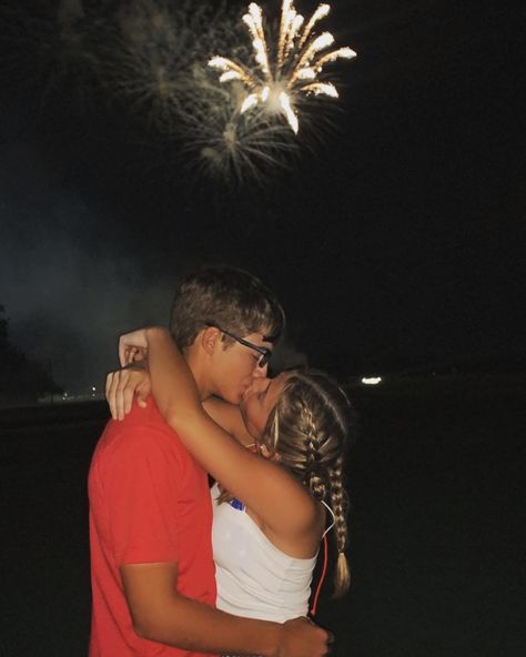 Fourth Of July With Boyfriend, Forth Of July Couple Pics, 4th Of July With Boyfriend, July 4th Couple Pictures, Couple 4th Of July Pictures, Cute Pictures To Take With Your Boyfriend, 4th Of July Pictures With Boyfriend, Summer Pictures With Boyfriend, Summer Pics With Boyfriend