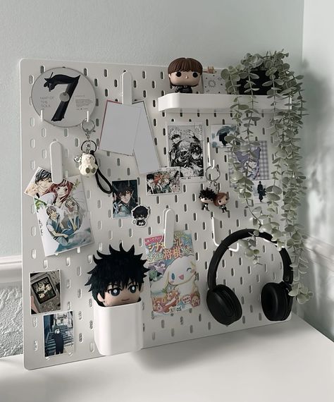 Pegboard Aesthetic Ideas, Pegboard Room Decor, Room Decor Plant Aesthetic, White Board Room Ideas, Room Decor Anime Ideas, Room Inspo Sanrio, Anime Room Inspo Aesthetic, Anime Room Decor Aesthetic, Cute Pegboard Ideas