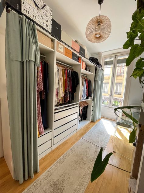 Dans cet articleje vous explique comment j'ai conçu mon dressing PAX de chez IKEA. Decoration Dressing, Dressing Pax, Curtains For Closet Doors, Bedroom Storage For Small Rooms, Dressing Ikea, Diy Dressing, Home Office Closet, Dressing Room Closet, Closet Curtains