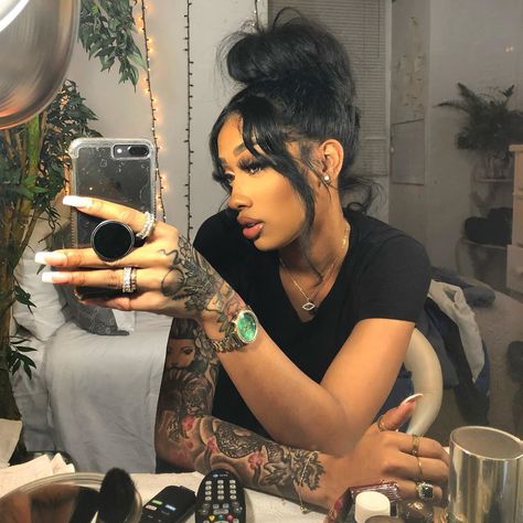 @itviyvh on Instagram: “✨” Jagua Henna, Black Girls With Tattoos, Back Of Shoulder Tattoo, Stylist Tattoos, Round Faces, Baddie Hairstyles, Grunge Hair, Black Girls Hairstyles, Cute Tattoos