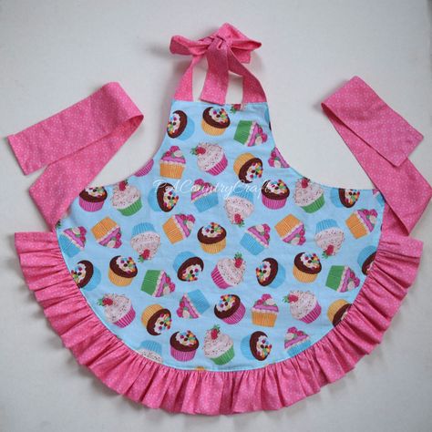 Girls Ruffle Apron Pattern and Tutorial Girl Apron Pattern, Kids Apron Pattern Free, Child Apron Pattern, Apron Pattern Free, Cupcake Apron, Projek Menjahit, Ruffle Apron, Toddler Apron, Diy Apron