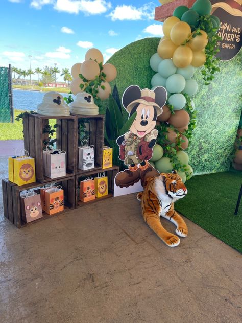 Mickey Safari Baby Shower Ideas, Mickey Mouse Safari Birthday Decorations, Mickey Safari Centerpieces, Mickey Mouse Safari Birthday Party Ideas, Safari Mickey Mouse Party, Mickey Mouse Safari Birthday, Mickey Safari Birthday, Safari Centerpieces, Mickey Birthday Cakes