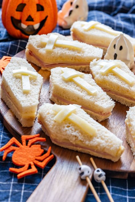 Coffin sandwiches are an easy Halloween food made with simple ingredients. Ready in 15 minutes, they are the perfect appetizer for your spooky party! Pudding Cup Recipes, Halloween Sandwiches, Easy Chocolate Pudding, Halloween Party Food Ideas, Easy Halloween Party Food, Spooky Halloween Desserts, Christmas Side Dish Recipes, Creepy Food, Halloween Party Food