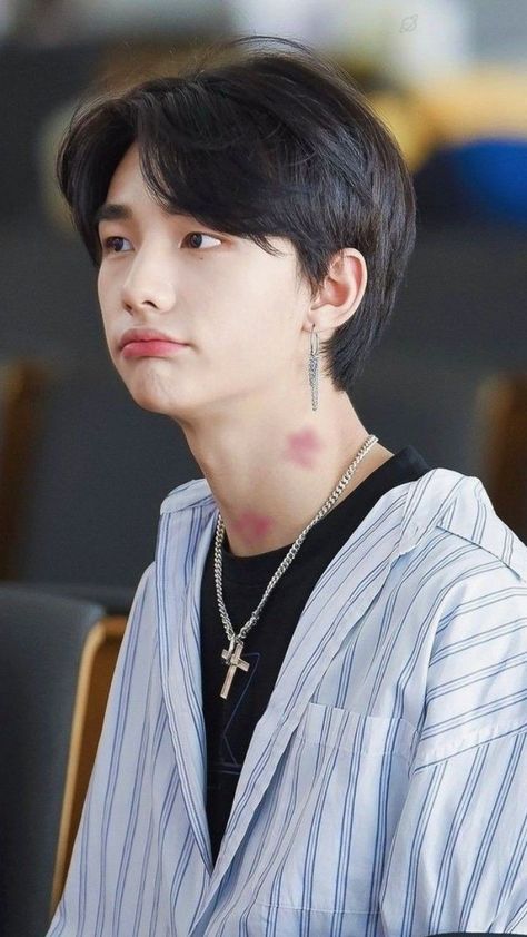 Hwang Hyunjin Short Hair, Black Hair Hyunjin, Men Hair Styles, Short Hair For Kids, Short Black Hair, Asian Haircut, Short Hair Black, Straykids Hyunjin Photoshoot, Short Black Hairstyles