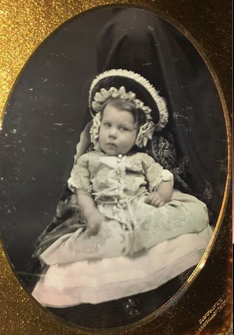 Great daguerreotype of little girl with hidden mother Hidden Mothers Victorian Photography, Photos Of Babies, Mother Photography, Victorian Photography, Vintage Foto, Vintage Children Photos, Mother Photos, Photos People, Early Photos