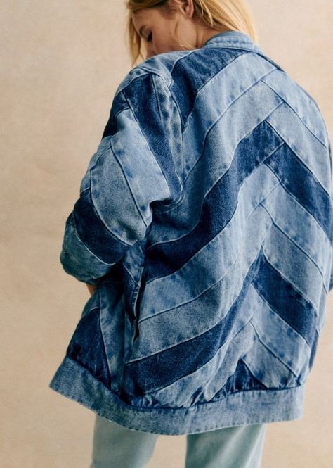 Denim Hacks, Jean Jacket Diy, Artisanats Denim, Jean Diy, Patchwork Denim Jacket, Denim Crafts Diy, Wearable Art Clothing, Diy Jeans, Upcycle Clothes Diy