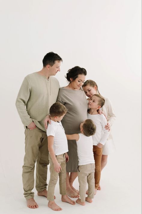 Family Portraits White Backdrop, Family Photoshoot White Background, Photoshoot White Background, Family Photo Colors, Large Family Photos, Color Coordination, Maternity Photoshoot, White Backdrop, Large Family