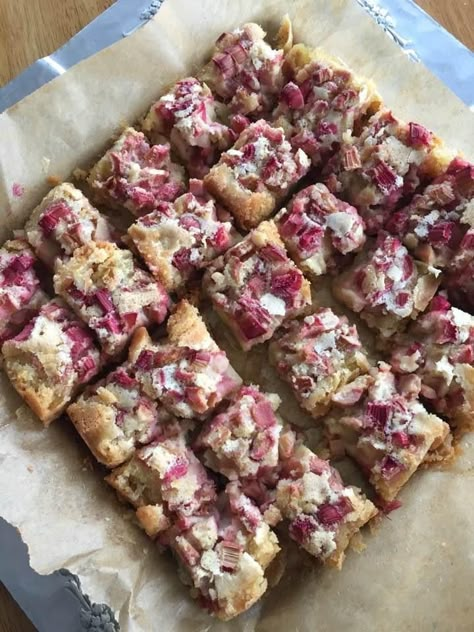 Kitchen Crafty Fun Recipes, Low Sugar Rhubarb Recipes, Rhubarb Bars Recipes, Healthy Rhubarb Recipes, Easy Rhubarb Recipes, Bars With Shortbread Crust, Rhubarb Desserts Recipes, Rhubarb Cake Recipes, Best Rhubarb Recipes