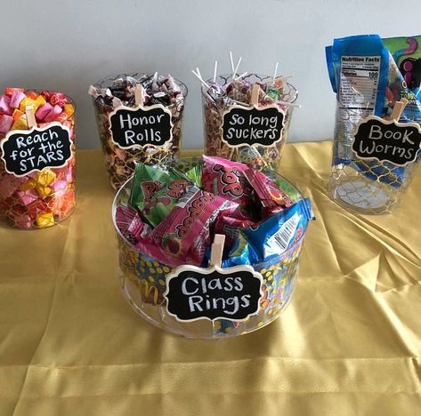 Graduation Candy Table, Grad Party Food, Girl Graduation Party, Graduation Centerpieces, Graduation Party Desserts, Kindergarten Graduation Party, High School Graduation Party Decorations, Backyard Graduation Party, Senior Graduation Party