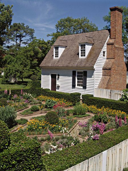 Perennial garden at Colonial Williamsburg ::The Cultural Landscape Foundation Colonial Garden, Colonial Cottage, American Garden, Flowers And Greenery, Williamsburg Virginia, Potager Garden, Casas The Sims 4, Colonial Williamsburg, Up House