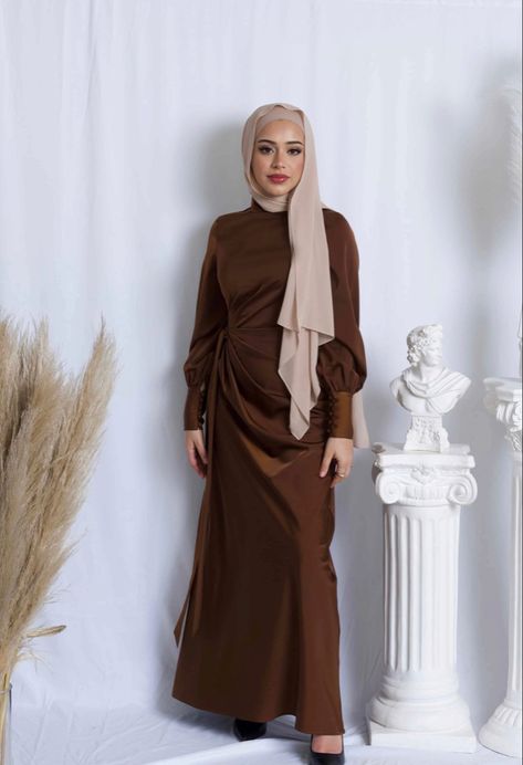 Simple Soiree Dresses, Eid Outfit Ideas, Stile Hijab, Simple Bridesmaid Dresses, Simple Gowns, Dress Design Drawing, Designer Bridesmaid Dresses, Elegant Dresses Classy, Modesty Fashion