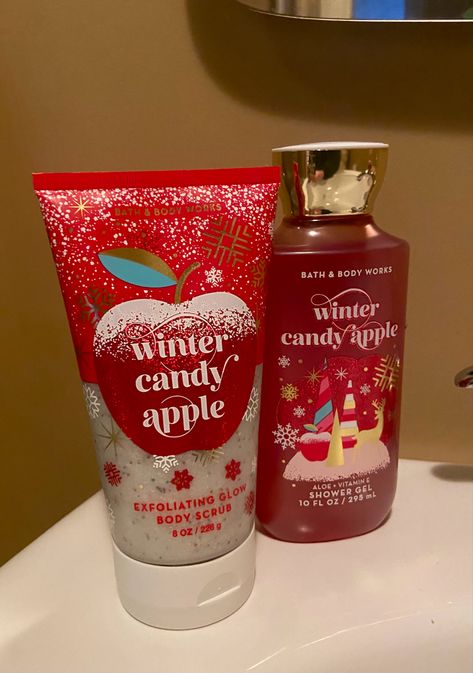 body care self car lotion scrub shower gel Christmas Shower Products, Winter Candy Apple Bath And Body Works, Bath And Body Works Christmas, Winter Self Care, Christmas Skincare, 17 Doğum Günü, Winter Bath, Cute Christmas Ideas, Christmas Dreaming