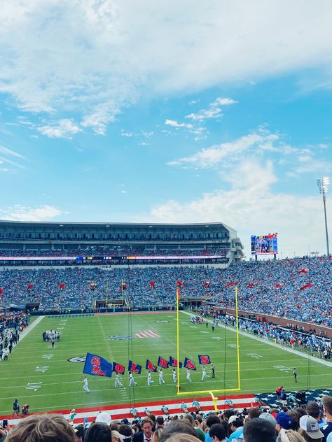 Ole Miss Aesthetic, Gameday Aesthetic, Ole Miss Gameday, Ole Miss Campus, Hotty Toddy, College Planning, Twitter Artist, Ole Miss Rebels, Dream College