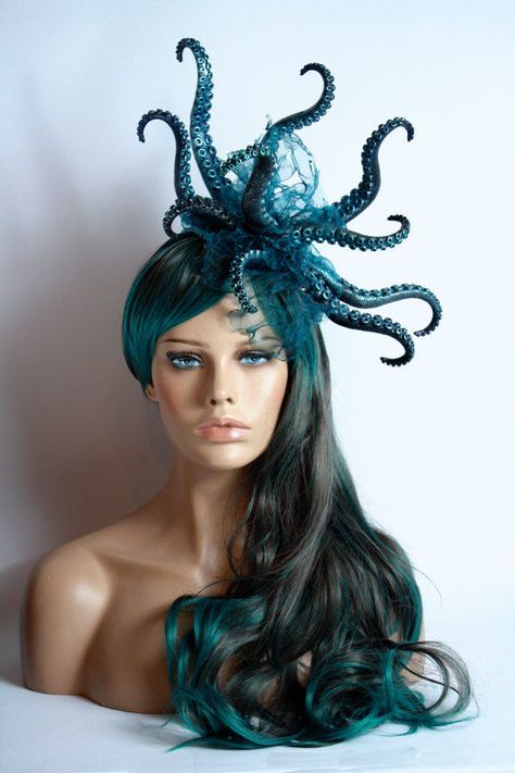 "sea goddess" - A hair accessory topped with tentacles doesn’t sound very glamorous, but the Kraken Sea Goddess Headdress is an absolutely stunning headpiece... Octopus Headpiece, Evil Mermaid Costume, Halloween Mermaid Costume, Mermaid Headdress, Octopus Costume, Sea Costume, Mermaid Parade, Sea Goddess, Wig Costume