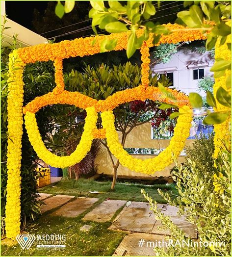 Photo Booth For Mehendi, Traditional Photo Booth Ideas, Haldi Ceremony Photo Booth, Mehendi Photo Booth Ideas, Selfie Booth Ideas Backdrops, Rudrabhishek Decoration, Photo Booths For Weddings, Haldi Photo Booth Ideas, Haldi Backdrop Ideas