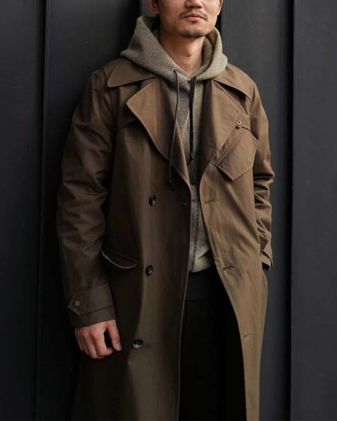 Men's brown trench coat layered over a khaki hoodie. This image was included in the article: 6 Stylish Spring Jackets All Men Should Own For 2023, on MensFlair.com Trench Coat Street Style Men, Trench Coat Street Style, Khaki Hoodie, Preppy Wardrobe, Baseball Cap Outfit, Brown Trench Coat, Oversized Trench Coat, Cap Outfit, Short Trench Coat