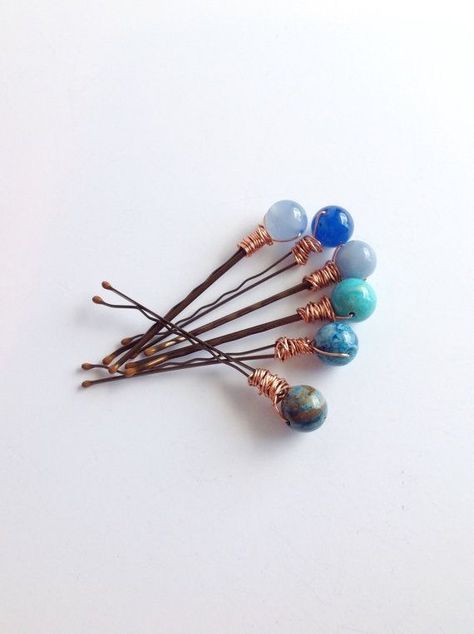 Variety of different pins to match hair. Beaded Bobby Pins, Gemstone Hair, Wire Wrapped Jewelry Diy, Wire Jewelry Designs, Boho Chic Wedding, Diy Wire Jewelry, Wire Work Jewelry, Homemade Jewelry, Handmade Wire Jewelry