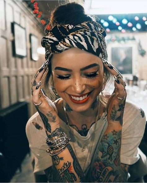 Follow @tattoosmap (us) for more #fashion 💬💉 . ————————////——— ㊗️ . .via @sammijefcoate . . . . ————————////——— ㊗️ . HASHTAGS//… Sammi Jefcoate, Jagua Henna, Bobby Pin Hairstyles, Tattoed Women, Head Scarf Styles, Look Rock, Trendy Swimwear, Twist Headband, Beauty Tattoos