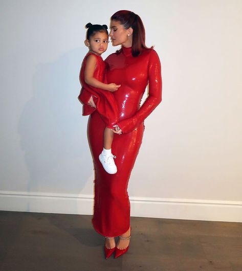 Instagram Kylie Jenner, Kardashian Christmas, Stormi Webster, Trajes Kylie Jenner, Estilo Kylie Jenner, Kylie Jenner Instagram, Sparkle Outfit, Kylie J, Jenner Family